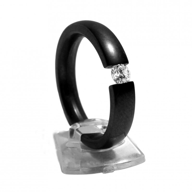 Кольцо из черного титана с бриллиантом