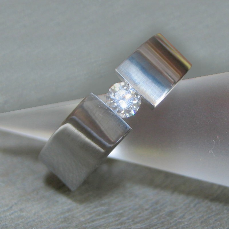 Кольцо из титана с бриллиантом