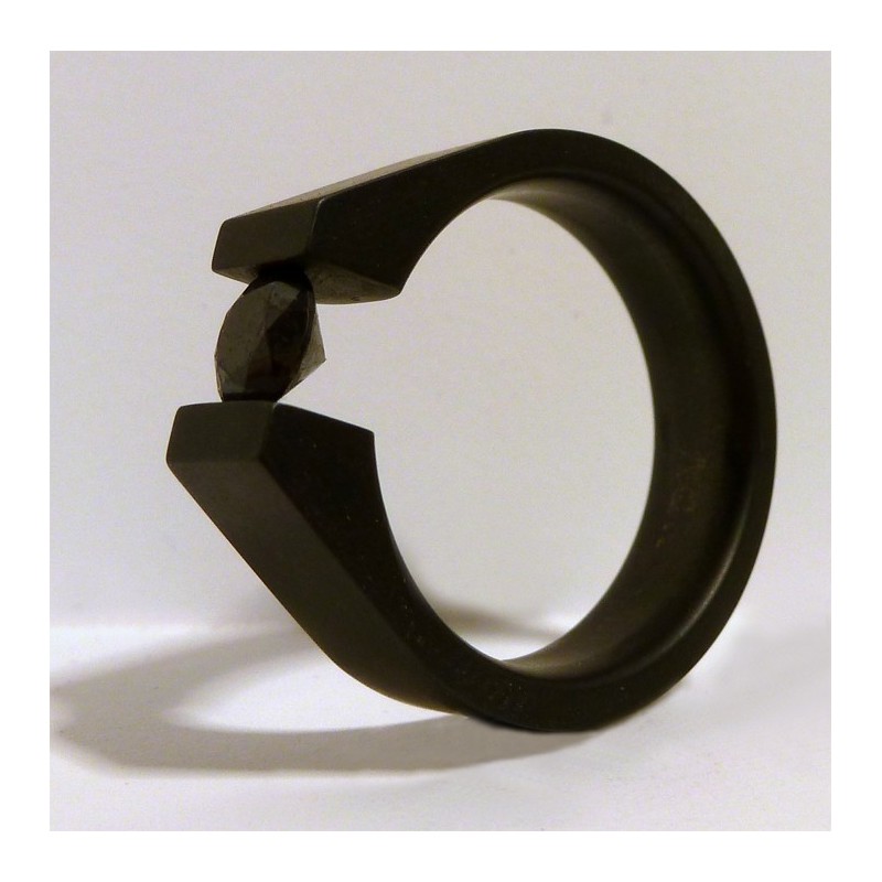 Перстень из титана с фианитом или муассанитом